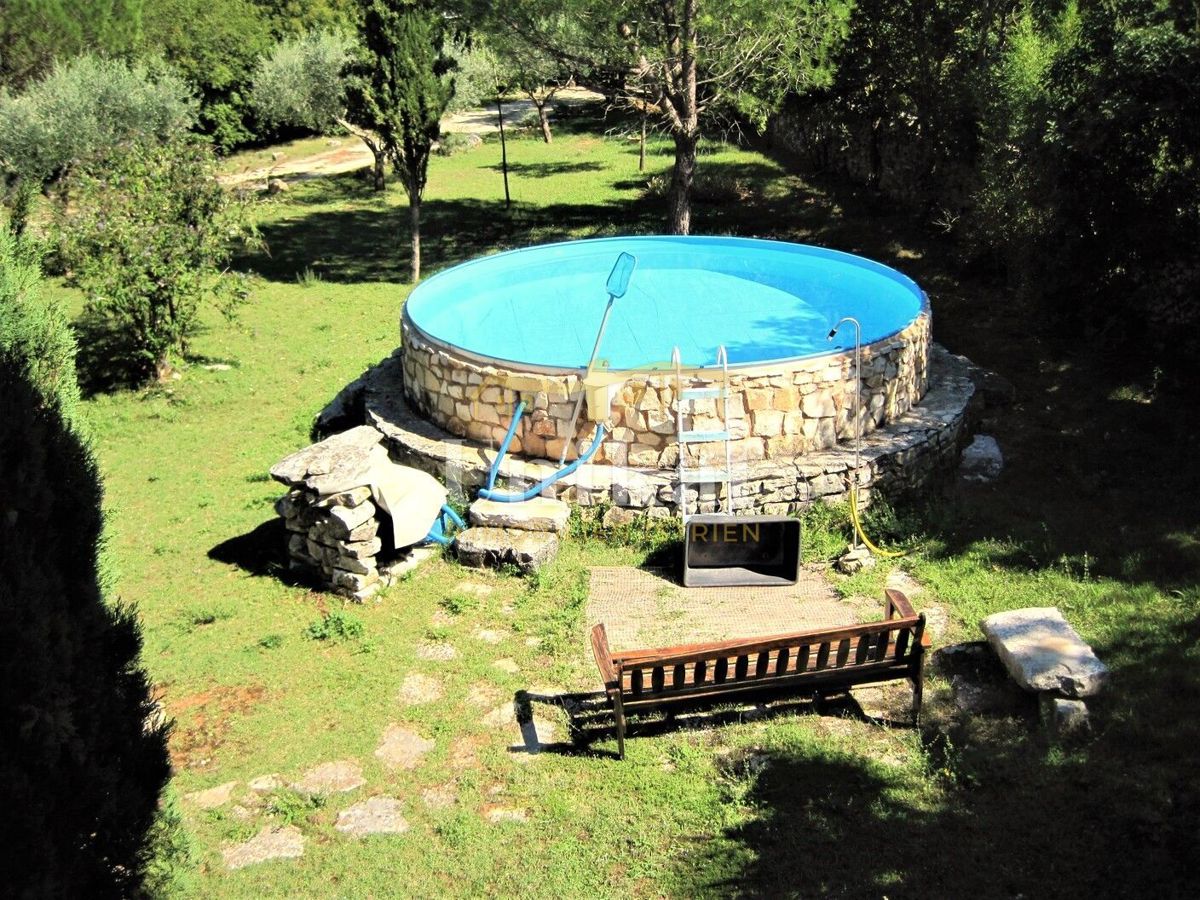 Autentica proprietà con casa in pietra e ampio terreno